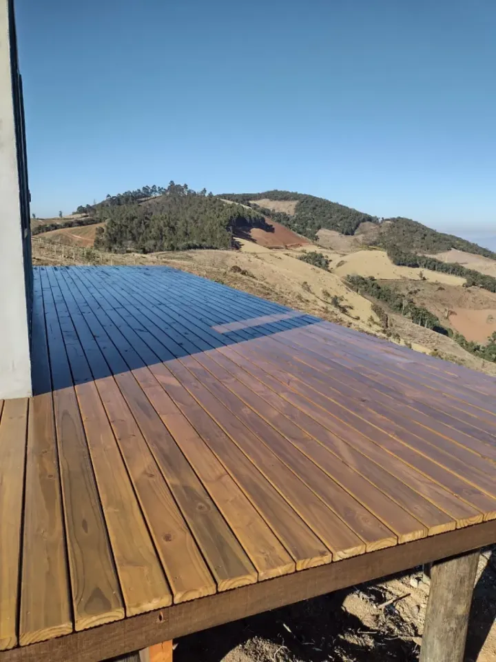 Deck de eucalipto tratado instalado